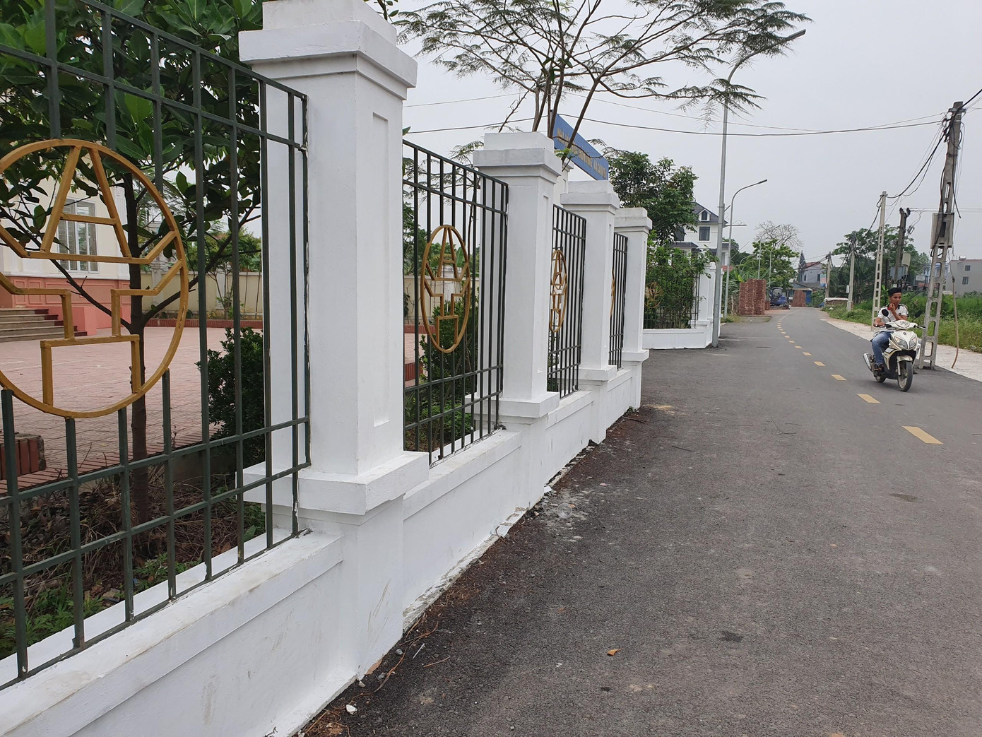 Đến 19/4, công nhân được huy động đến đây để hàn lại các vết nứt, sơn sửa lại những điểm bị xuống cấp.