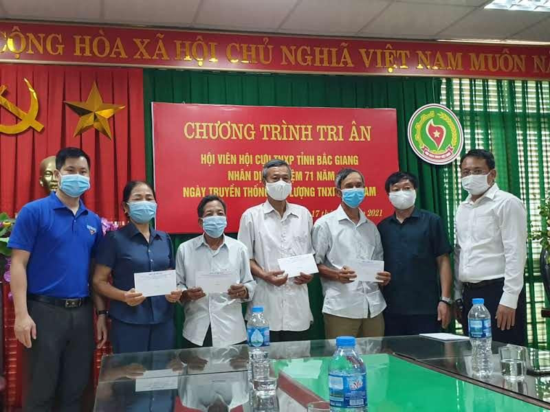Ông Trịnh Thanh Giang, Chủ tịch Hội cựu TNXP phấn khởi cho biết, dù năm nay bị ảnh hưởng bởi dịch bệnh COVID-19 nhưng lực lượng cựu TNXP vẫn được nhiều đơn vị quan tâm tổ chức gặp mặt, tặng quà để những TNXP một thời được gặp gỡ, ôn lại truyền thống của lực lượng.