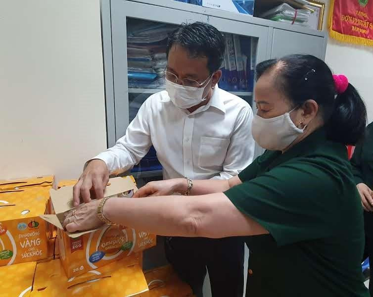 Nhà báo Hồ Sỹ Lực – Phó trưởng Ban phụ trách Ban Bạn đọc và công tác xã hội, kiêm trưởng Văn phòng đại diện báo Tiền Phong tại Bắc Giang trao quà tặng là trứng gà của Công ty cổ phần Tập đoàn Dabaco Việt Nam cho các cựu TNXP.