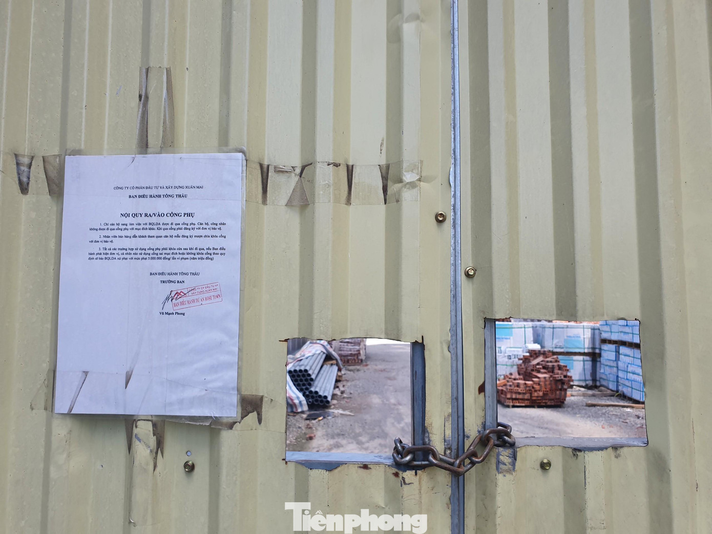 Trên công trường thi công Chung cư Rose Town (KĐT Pháp Vân, Tứ Hiệp) cũng không thấy máy móc hoạt động, cổng bị khoá.