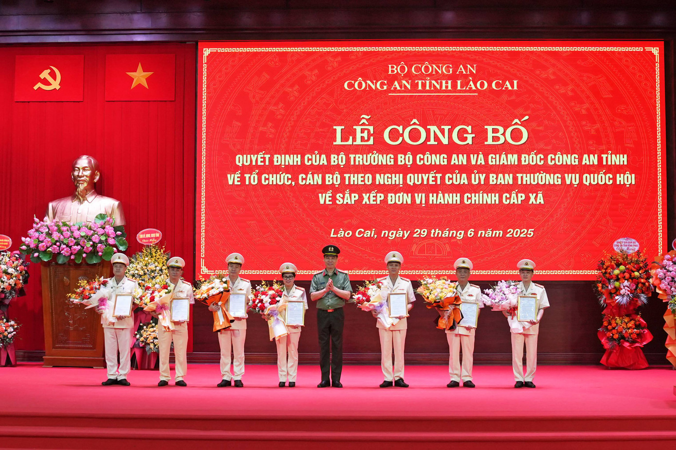 Đại tá Cao Minh Huyền, Giám đốc Công an tỉnh đã trao Quyết định của Bộ trưởng Bộ Công an về công tác cán bộ đối với các Phó Giám đốc Công an tỉnh. Ảnh: Tống Huệ