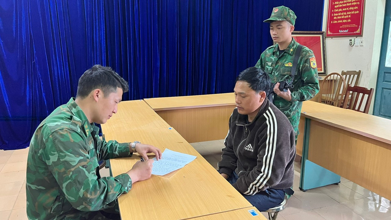 Cán bộ Biên phòng lấy lời khai đối tượng đưa người Trung Quốc nhập cảnh trái phép Cán bộ Biên phòng lấy lời khai đối tượng đưa người Trung Quốc nhập cảnh trái phép