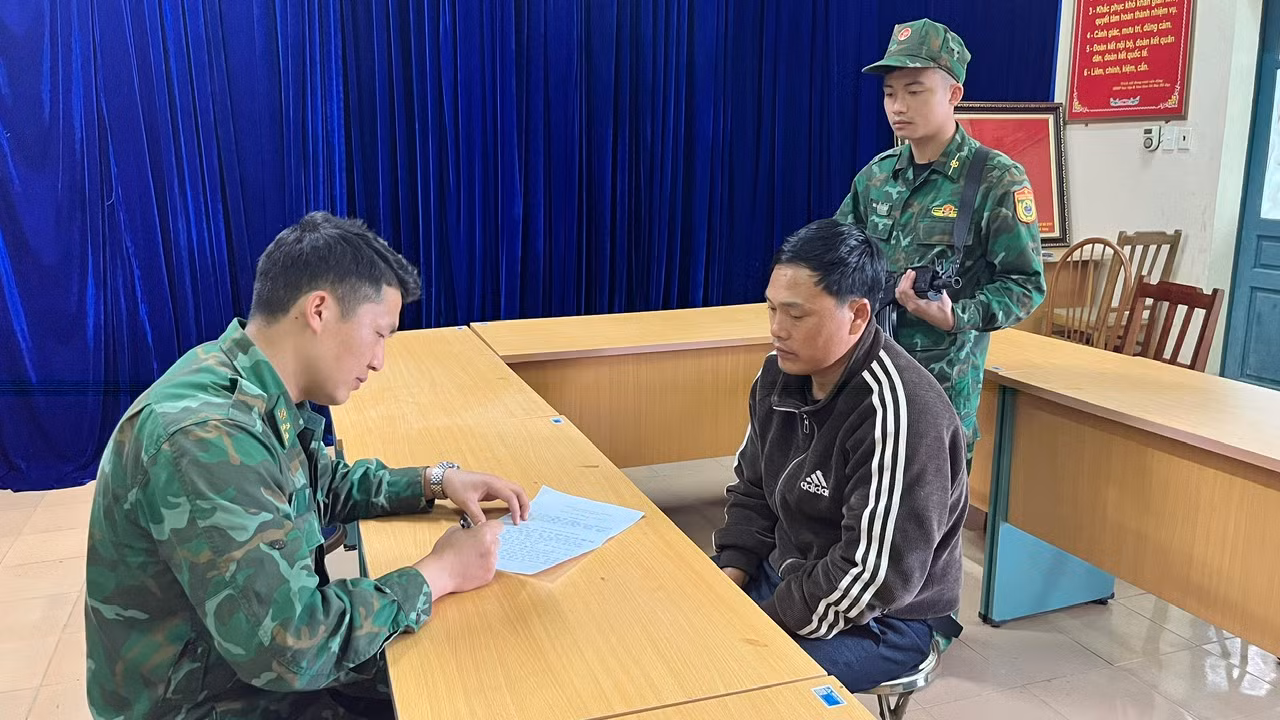 Cán bộ Biên phòng lấy lời khai đối tượng đưa người Trung Quốc nhập cảnh trái phép