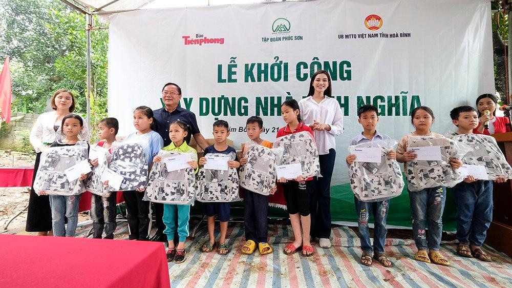 Báo Tiền Phong và Công ty Tiền Phong (thuộc báo Tiền Phong) trao tặng 20 suất học bổng (gồm 500.000 đồng và một cặp sách/suất). Nhà xuất bản Kim Đồng, Báo Thiếu niên Tiền phong và Nhi đồng, Báo Tiền Phong cũng tặng Phòng giáo dục huyện Kim Bôi 11 thùng sách báo.