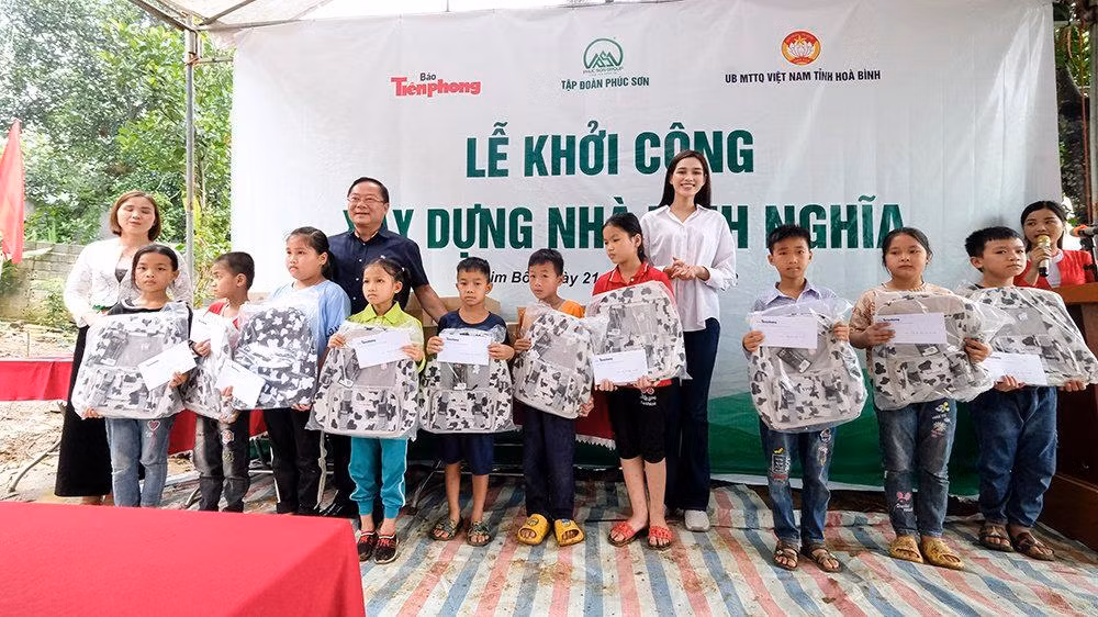 Báo Tiền Phong và Công ty Tiền Phong (thuộc báo Tiền Phong) trao tặng 20 suất học bổng (gồm 500.000 đồng và một cặp sách/suất). Nhà xuất bản Kim Đồng, Báo Thiếu niên Tiền phong và Nhi đồng, Báo Tiền Phong cũng tặng Phòng giáo dục huyện Kim Bôi 11 thùng sách báo.