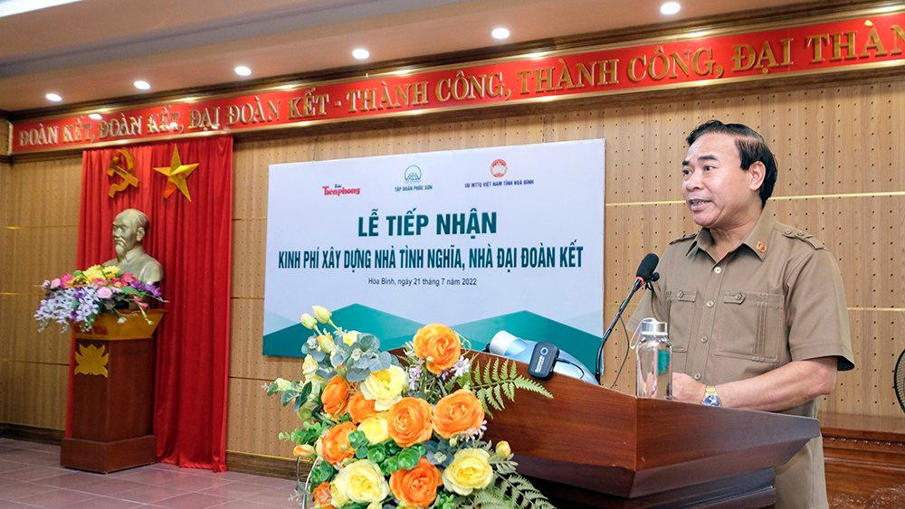 Ông Bùi Tiến Lực, Trưởng Ban Dân vận Tỉnh uỷ, Chủ tịch Uỷ ban MTTQ Việt Nam tỉnh Hòa Bình thay mặt Uỷ ban MTTQ Việt Nam tỉnh Hòa Bình và người dân đón nhận món quà hỗ trợ, gửi lời cảm ơn sâu sắc tới Tập đoàn Phúc Sơn và Báo Tiền Phong… Ông Lực cho biết, đây là nguồn kinh phí giúp tỉnh Hòa Bình thực hiện mục tiêu trong năm 2022, xóa hết nhà tạm cho các gia đình chính sách và cả nhà của người nghèo trong tỉnh. “Chúng tôi xin cam kết, phân phối, chỉ đạo sát sao, các ban ngành cùng thực hiện, để xây dựng những ngôi nhà đẹp, chất lượng để bà con sớm đưa vào sử dụng”, ông Lực phát biểu.