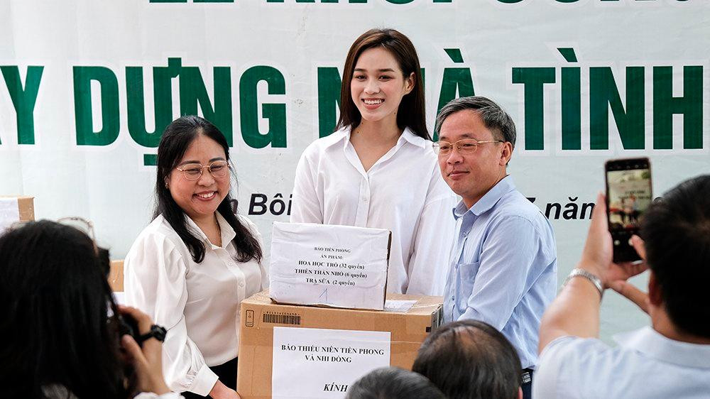 Chương trình khởi công này có sự tham gia của Hoa hậu Đỗ Thị Hà và Người đẹp tài năng Doãn Hải My và nhiều đại biểu của các cơ quan trung ương. Trong ảnh: Hoa hậu Đỗ Thị Hà cùng anh Lê Hồng Chuyên - Phó Chỉ huy trưởng Lực lượng Thanh niên xung phong trung ương trao sách, báo của Nhà xuất bản Kim Đồng, Báo Thiếu niên Tiền phong và Nhi đồng, Báo Tiền Phong tặng Phòng GD&amp;ĐT huyện Kim Bôi.