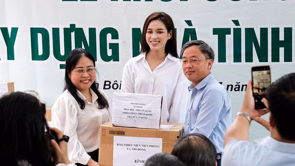 Chương trình khởi công này có sự tham gia của Hoa hậu Đỗ Thị Hà và Người đẹp tài năng Doãn Hải My và nhiều đại biểu của các cơ quan trung ương. Trong ảnh: Hoa hậu Đỗ Thị Hà cùng anh Lê Hồng Chuyên - Phó Chỉ huy trưởng Lực lượng Thanh niên xung phong trung ương trao sách, báo của Nhà xuất bản Kim Đồng, Báo Thiếu niên Tiền phong và Nhi đồng, Báo Tiền Phong tặng Phòng GD&amp;ĐT huyện Kim Bôi.