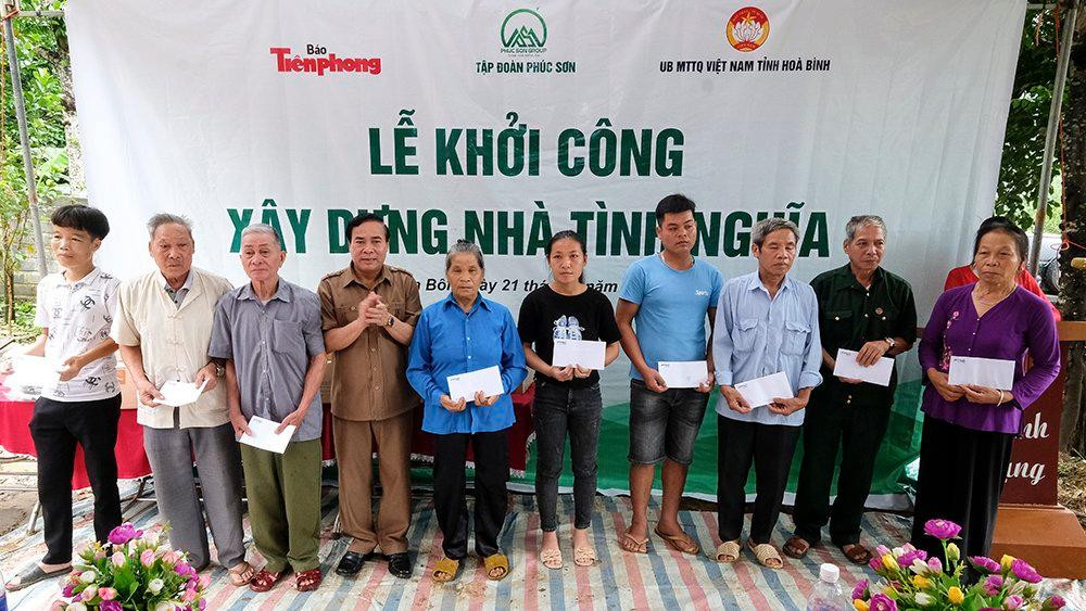 Tại lễ khởi công, Ủy ban Mặt trận Tổ quốc Việt Nam tỉnh Hòa Bình trao tặng 10 phần quà (mỗi phần quà trị giá 1 triệu đồng) cho 10 hộ khó khăn.