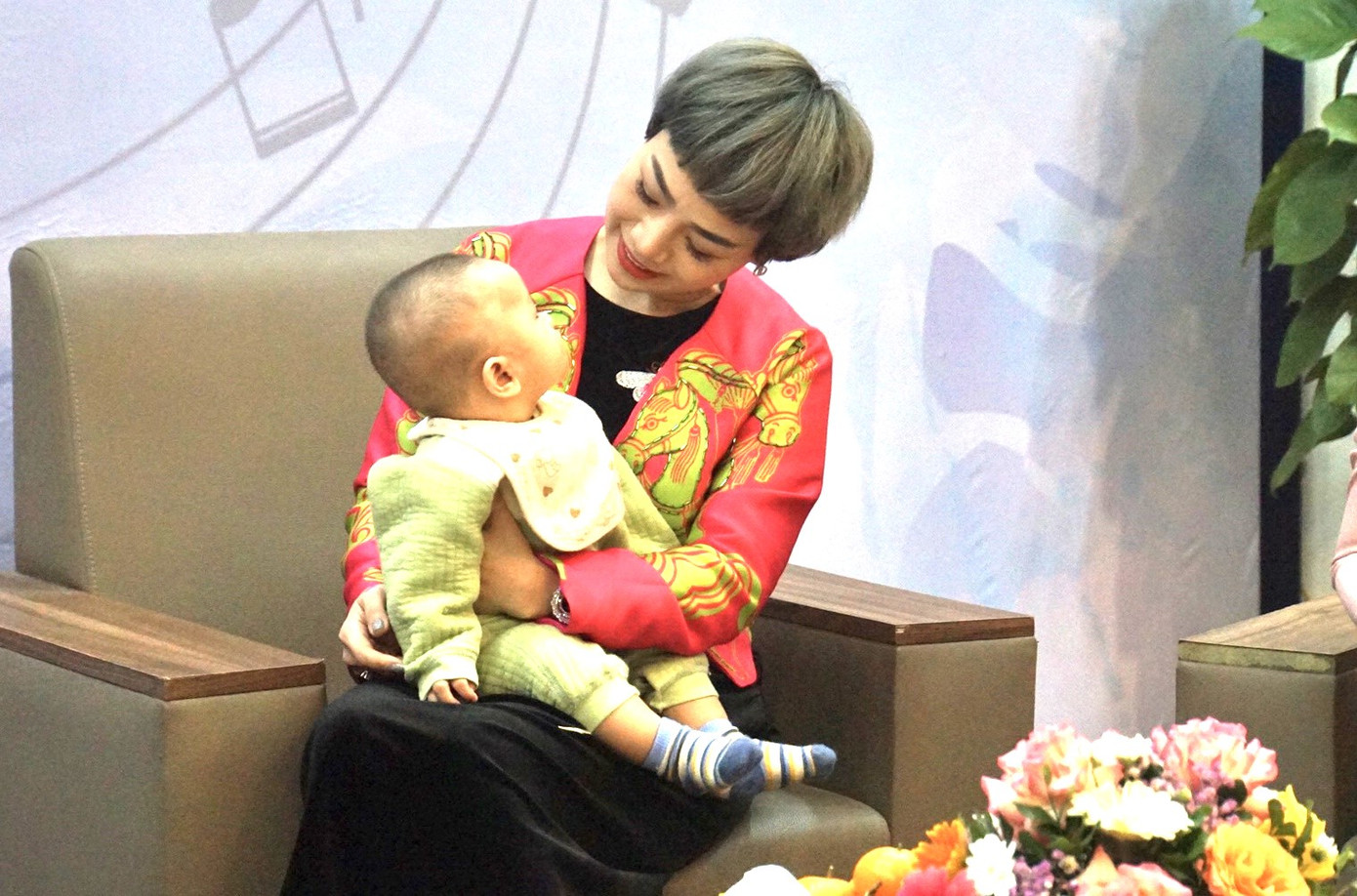 Thay mặt Ban tổ chức đêm nhạc “Cánh hoa bay”, ca sĩ Ngọc Khuê cho biết, bản thân đã từng tổ chức nhiều đêm nhạc thiện nguyện. Vì vậy, sau vụ cháy, chị đã nghĩ đến tổ chức đêm nhạc thiện nguyện ủng hộ các nạn nhân. Ngay sau khi chị kêu gọi, nhiều ca sĩ, nghệ sĩ đã hưởng ứng. Thậm chí, họa sỹ Đức Việt đã ủng hộ bức tranh và bán đấu giá được hơn 100 triệu đồng. Tổng số tiền thu được sau đêm nhạc thiện nguyện là 510 triệu đồng, Ban tổ chức dành để ủng hộ 34 nạn nhân là trẻ em, học sinh, sinh viên trong vụ cháy.