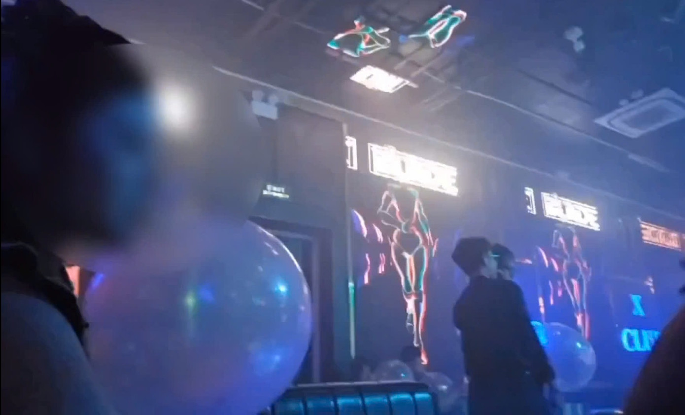 Khoảng 22h, khách đã nhộn nhịp đến quán. Ở các bàn, khách chơi mắt nhắm nghiền, mồm ngậm bóng cười, lắc lư theo điệu nhạc. Ảnh chụp ngày 13/5 Khoảng 22h, khách đã nhộn nhịp đến quán. Ở các bàn, khách chơi mắt nhắm nghiền, mồm ngậm bóng cười, lắc lư theo điệu nhạc. Ảnh chụp ngày 13/5