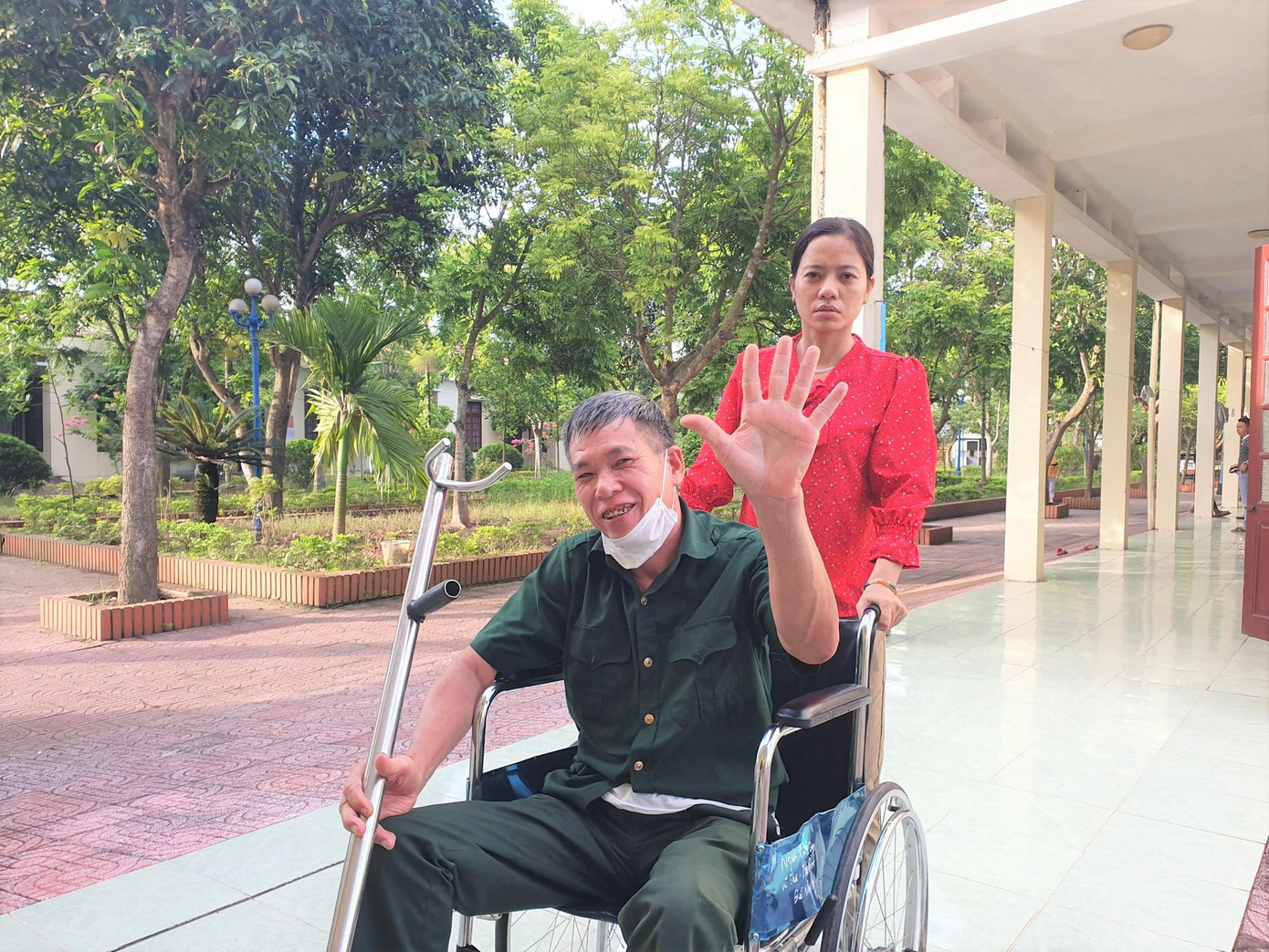 Điểm đầu tiên của đoàn là Trung tâm Nuôi dưỡng và điều dưỡng người có công Thái Bình. Từ sáng sớm, thương bệnh binh trong Trung tâm đã có mặt để đón đoàn. Ông Vũ Anh Tuấn, Phó GĐ Trung tâm cho biết, trung tâm có 21 thương bệnh binh tuổi đời trung bình trên 65, tỷ lệ thương tật từ 61% trở lên được nuôi dưỡng tại Trung tâm. Trong đó có một số bác thường xuyên phải đi điều trị ở Bệnh viện 108 và Bệnh viện Đa khoa tỉnh Thái Bình.