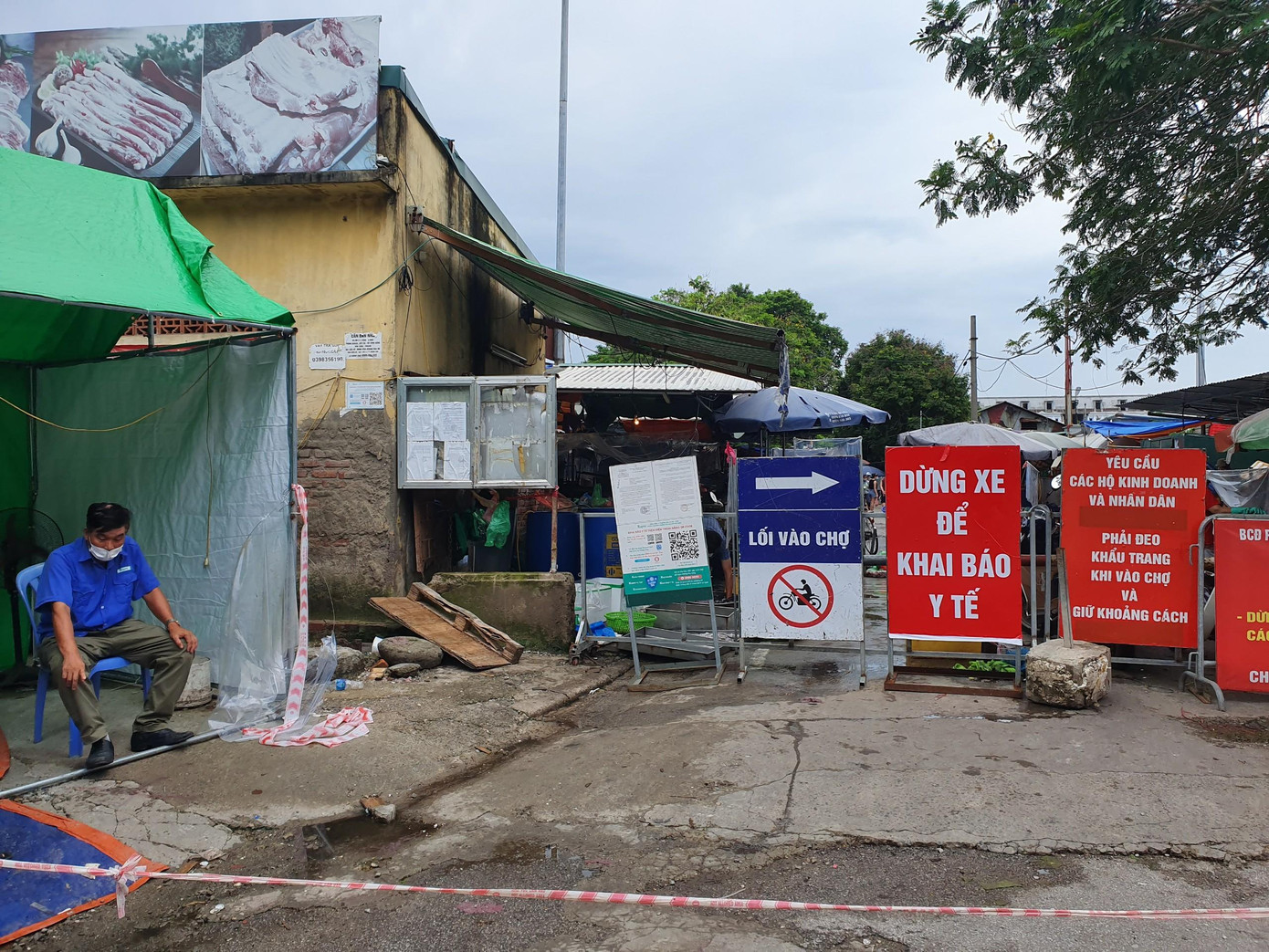 Ông Nguyễn Xuân Tới, Phó Ban Quản lý chợ Đầu mối phía Nam cho biết, chợ hiện chỉ hoạt động 50% công suất, với một lối ra vào, có kiểm soát chặt. Ban quản lý chợ đã cấp cho 150 tiểu thương được bán hàng với điều kiện đã được tiêm ít nhất 1 mũi vắc xin và có giấy xét nghiệm COVID-19. BQL chợ đang xây dựng phương án, tuỳ tình hình thực tế và quy định của thành phố để mở dần và tăng số lượng tiểu thương kinh doanh. Ông Nguyễn Xuân Tới, Phó Ban Quản lý chợ Đầu mối phía Nam cho biết, chợ hiện chỉ hoạt động 50% công suất, với một lối ra vào, có kiểm soát chặt. Ban quản lý chợ đã cấp cho 150 tiểu thương được bán hàng với điều kiện đã được tiêm ít nhất 1 mũi vắc xin và có giấy xét nghiệm COVID-19. BQL chợ đang xây dựng phương án, tuỳ tình hình thực tế và quy định của thành phố để mở dần và tăng số lượng tiểu thương kinh doanh.