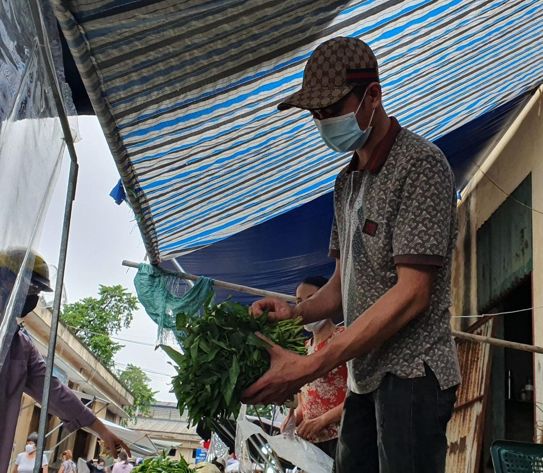 “Chốt kiểm soát dịch ở cầu Quán Gánh (Thường Tín) đã dỡ nên hôm nay đến chợ sớm. Từ sáng đã hết vèo 7 tạ rau, lãi hơn 1 triệu đồng”, anh Sơn cho biết. “Chốt kiểm soát dịch ở cầu Quán Gánh (Thường Tín) đã dỡ nên hôm nay đến chợ sớm. Từ sáng đã hết vèo 7 tạ rau, lãi hơn 1 triệu đồng”, anh Sơn cho biết.