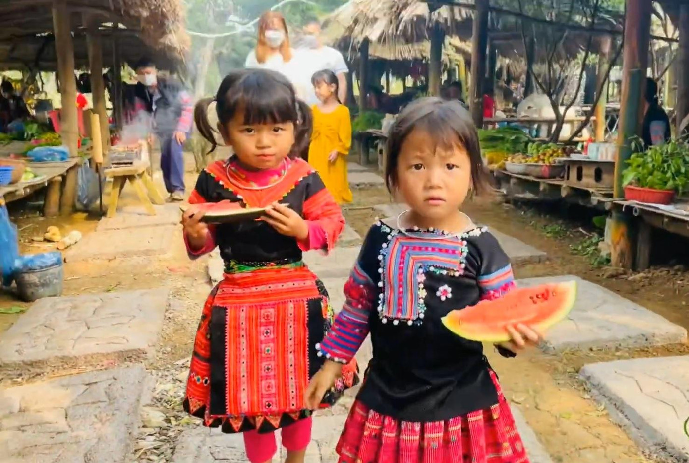 Đến phiên chợ này, khách du lịch có thể tìm hiểu, khám phá cuộc sống đầy màu sắc của đồng bào Tây Bắc.