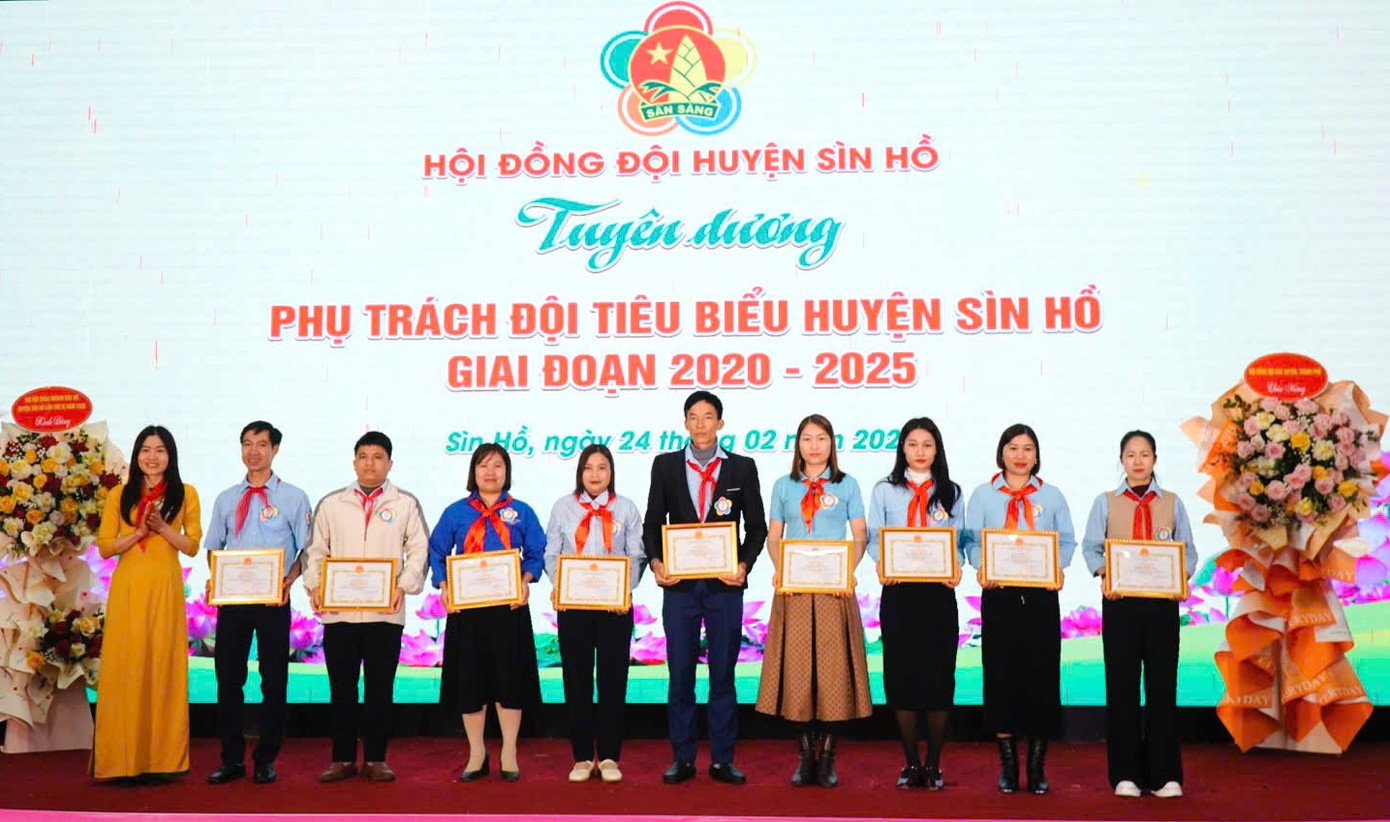 Hội đồng Đội huyện Sìn Hồ tặng Giấy khen cho 10 cán bộ phụ trách Đội tiêu biểu. Hội đồng Đội huyện Sìn Hồ tặng Giấy khen cho 10 cán bộ phụ trách Đội tiêu biểu.