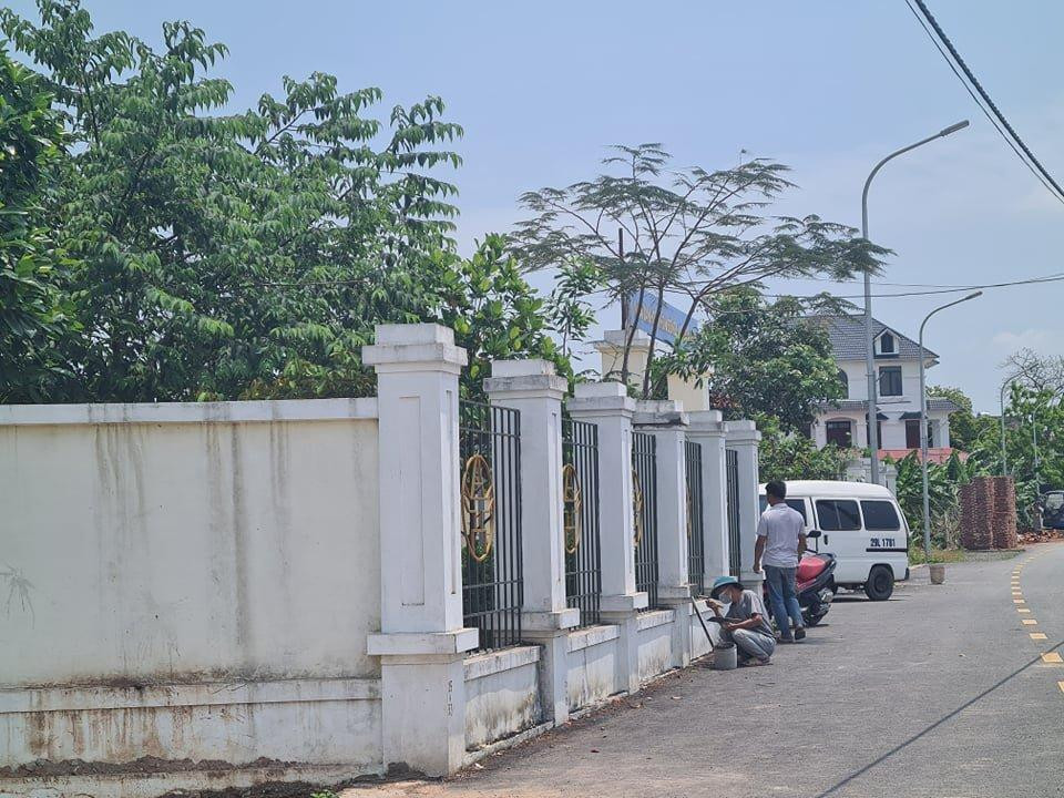 Được biết, sau khi nhận được phản ánh, ngày 18/4, Ban QLDA huyện Thanh Oai đã kiểm tra, lập biên bản ghi nhận hiện trạng. Tại thời điểm kiểm tra, phát hiện một số hạng mục tường rào bị xê dịch, tường nhà văn hóa bị cạo sơn, tường nhà vệ sinh có hiện tượng bị sơn phun, nghi do tác động “ngoại lực”, phá hoại.