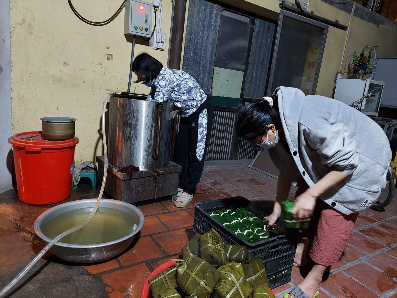 Năm nay, nhiều gia đình ở thành phố cũng không tìm đặt bánh như trước mà rủ nhau gói bánh chưng chung. Việc tự gói bánh chưng những ngày cận Tết đang tạo ra một không khí Tết đầm ấm, vui vẻ, lưu giữ được truyền thống.