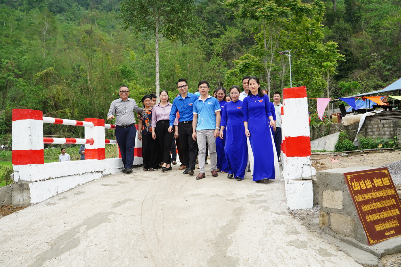 Đại diện các đơn vị, chính quyền địa phương cùng nhau cắt băng khánh thành cầu Nà Dài - Bình Anh và cùng nhau cất bước trên cây cầu mới.