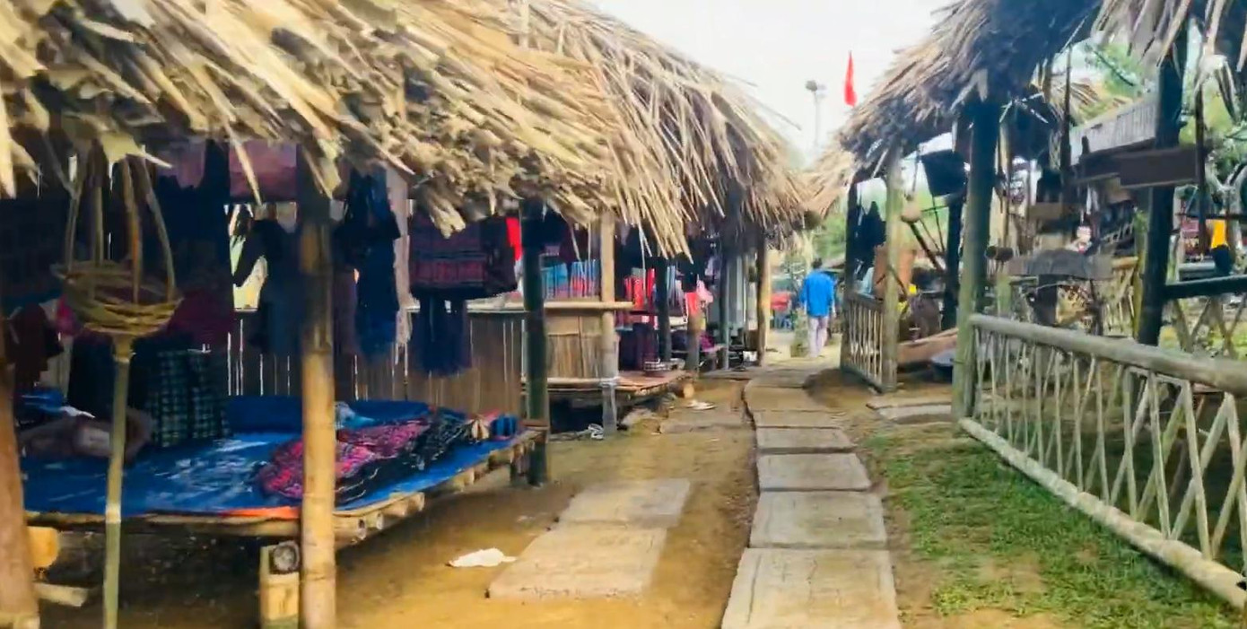 Chợ phiên Chiềng Đi 2 vừa được huyện Vân Hồ khôi phục hoạt động với các quầy hàng bán nông sản địa phương.