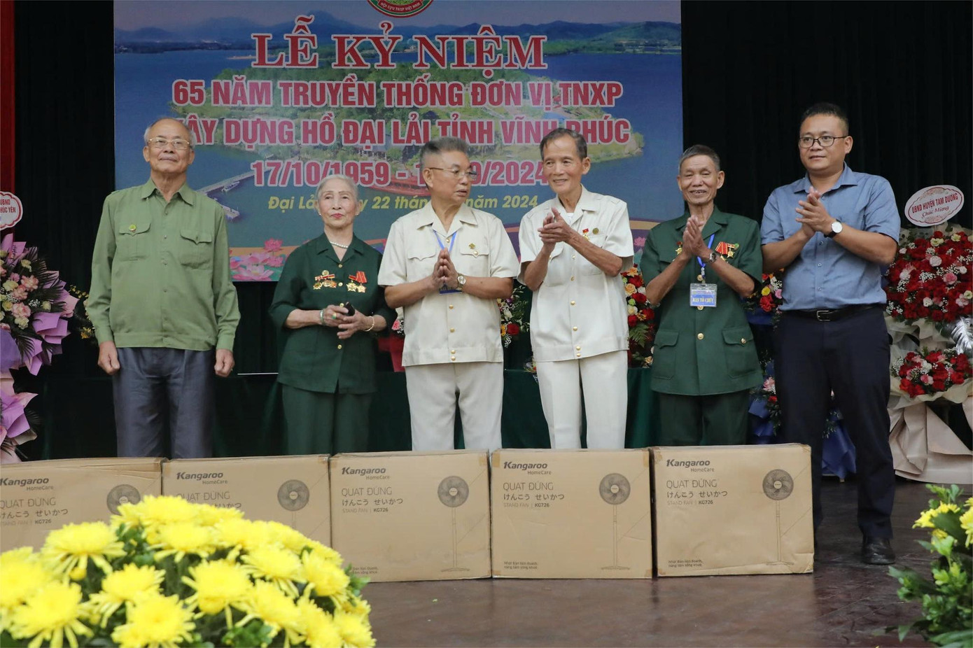 Nhà báo Hồ Sỹ Lực, Phó trưởng Ban Bạn đọc và công tác xã hội báo Tiền Phong đại diện các nhà tài trợ và báo Tiền Phong tri ân các cựu TNXP xây dựng hồ Đại Lải.