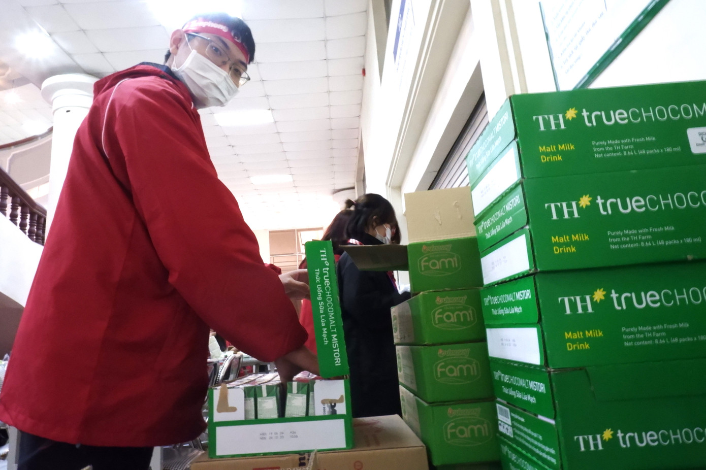 Công tác hậu cần của chương trình được chú trọng. Trong đó, tình nguyện viên được sử dụng những sản phẩm sữa, đường do Tập đoàn TH, BAC A BANK và Nasu tài trợ. Công tác hậu cần của chương trình được chú trọng. Trong đó, tình nguyện viên được sử dụng những sản phẩm sữa, đường do Tập đoàn TH, BAC A BANK và Nasu tài trợ.