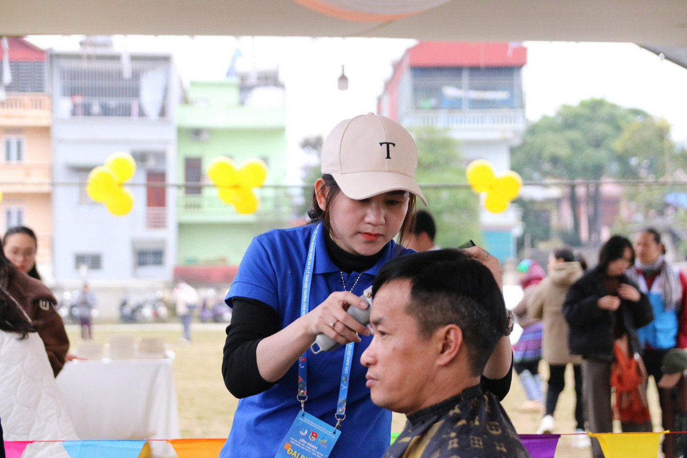 Chương trình cắt tóc miễn phí; khám, tư vấn và phát thuốc miễn phí cho người dân.