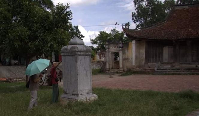 Bia đá cổ trong chùa Thổ Hà khi còn nguyên vẹn.