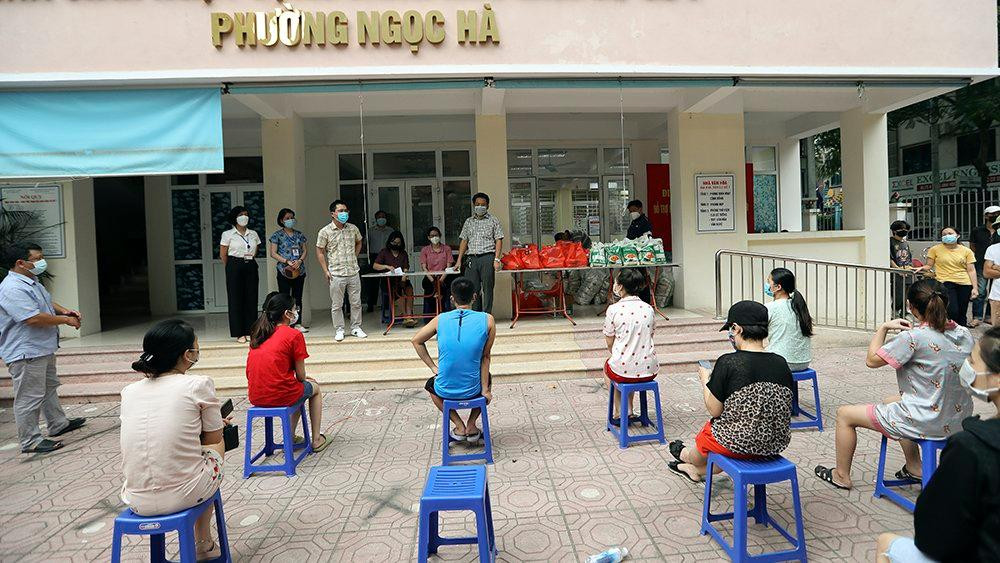 Ngay trong chiều 20/9, đoàn công tác báo Tiền Phong và đại diện Công ty TNHH Hybrid Technologies Việt Nam đã xuống trực tiếp trao 200 suất quà (trị giá 100 triệu đồng) đến những gia đình đang gặp khó khăn tại 3 phường Phúc Xá, Ngọc Hà, Kim Mã (quận Ba Đình, Hà Nội).