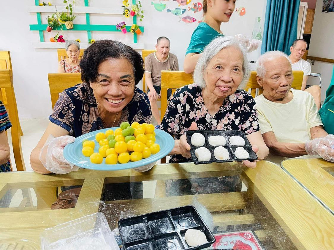 Cùng với sự hỗ trợ của các cán bộ nhân viên, những chiếc bánh trung thu do chính tay các cụ làm ra lần lượt được lấp đầy hết những khay đựng.