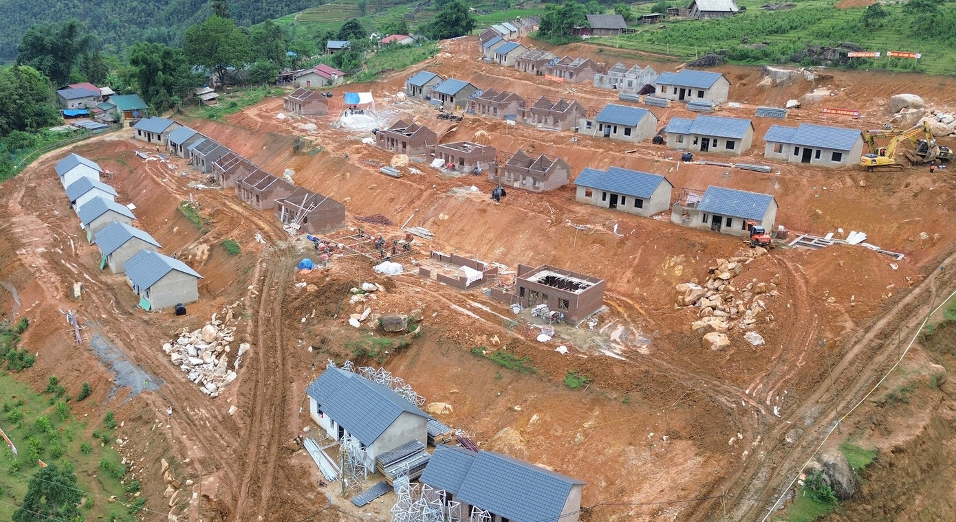 Khu tái thiết có 60 căn nhà được thiết kế theo kiến trúc truyền thống của đồng bào Mông. Ảnh M.D Khu tái thiết có 60 căn nhà được thiết kế theo kiến trúc truyền thống của đồng bào Mông. Ảnh M.D