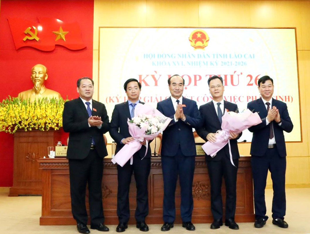 Lãnh đạo UBND tỉnh tặng hoa chúc mừng tân Phó Chủ tịch UBND Nguyễn Thành Sinh và Ủy viên UBND tỉnh Trần Minh Sáng. Ảnh: CTT tỉnh Lào Cai