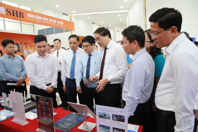 Các đại biểu tỉnh Lào Cai tham quan triển lãm không gian trải nghiệm công nghệ số cộng đồng. Các đại biểu tỉnh Lào Cai tham quan triển lãm không gian trải nghiệm công nghệ số cộng đồng.