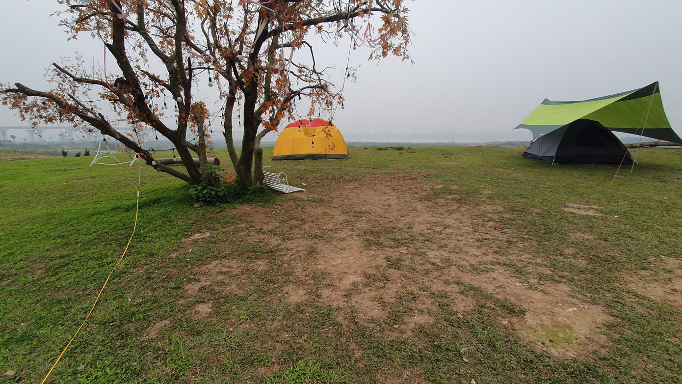 UBND phường Long Biên ký hợp đồng giao cho bà Phạm Thị Thu Huyền (không phải người địa phương) trông coi, chống lấn chiếm nhưng đến nay đã hết hạn. Phường không thu khoản thuế, phí nào từ việc kinh doanh dịch vụ, chỉ thu tiền sử dụng đất hàng năm. UBND phường Long Biên ký hợp đồng giao cho bà Phạm Thị Thu Huyền (không phải người địa phương) trông coi, chống lấn chiếm nhưng đến nay đã hết hạn. Phường không thu khoản thuế, phí nào từ việc kinh doanh dịch vụ, chỉ thu tiền sử dụng đất hàng năm.