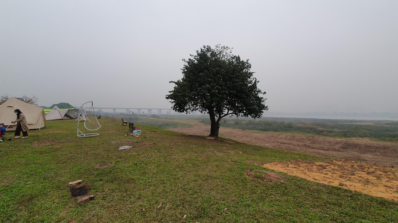 Ông Ngô Văn Nam, Chủ tịch UBND phường Long Biên cho biết, khu đất này thuộc Dự án 327 (Quyết định 327-CT của Chính phủ về một số chủ trương, chính sách sử dụng đất trống, đồi núi trọc, rừng, bãi bồi ven biển và mặt nước - PV) mà Hà Nội triển khai từ những năm 1997 để phủ xanh đất bồi, bãi. Toàn bộ tài sản trên đất là của nhà nước. Ông Ngô Văn Nam, Chủ tịch UBND phường Long Biên cho biết, khu đất này thuộc Dự án 327 (Quyết định 327-CT của Chính phủ về một số chủ trương, chính sách sử dụng đất trống, đồi núi trọc, rừng, bãi bồi ven biển và mặt nước - PV) mà Hà Nội triển khai từ những năm 1997 để phủ xanh đất bồi, bãi. Toàn bộ tài sản trên đất là của nhà nước.