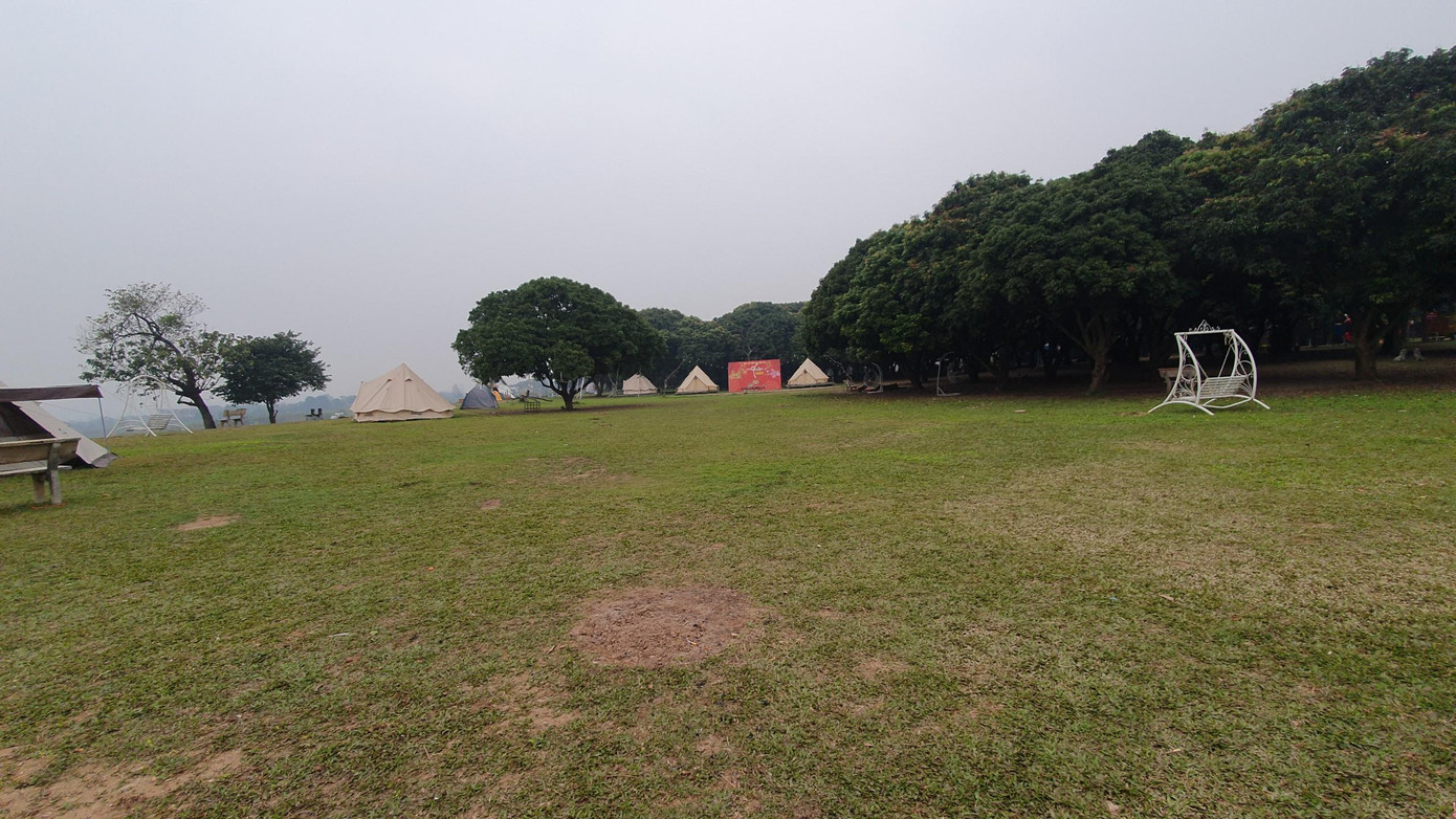 Quan sát tại đây, những người đi xe máy đến câu cá, ô tô đến cắm trại cũng phải nộp đủ tiền mới được vào. Quan sát tại đây, những người đi xe máy đến câu cá, ô tô đến cắm trại cũng phải nộp đủ tiền mới được vào.