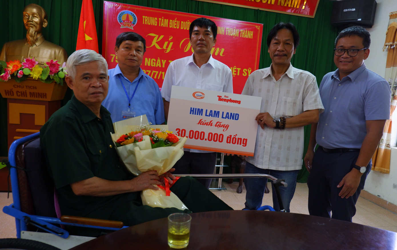 Tại đây, đoàn công tác cũng trao phần quà trị giá 30 triệu đồng.