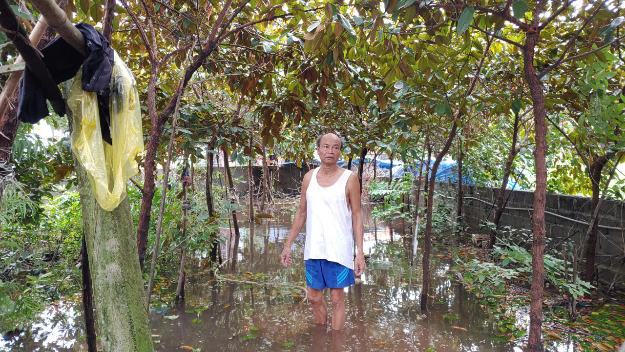 Đường ống thoát nước của gia đình ông Vũ Đình Động là độc lập và đã bị hỏng