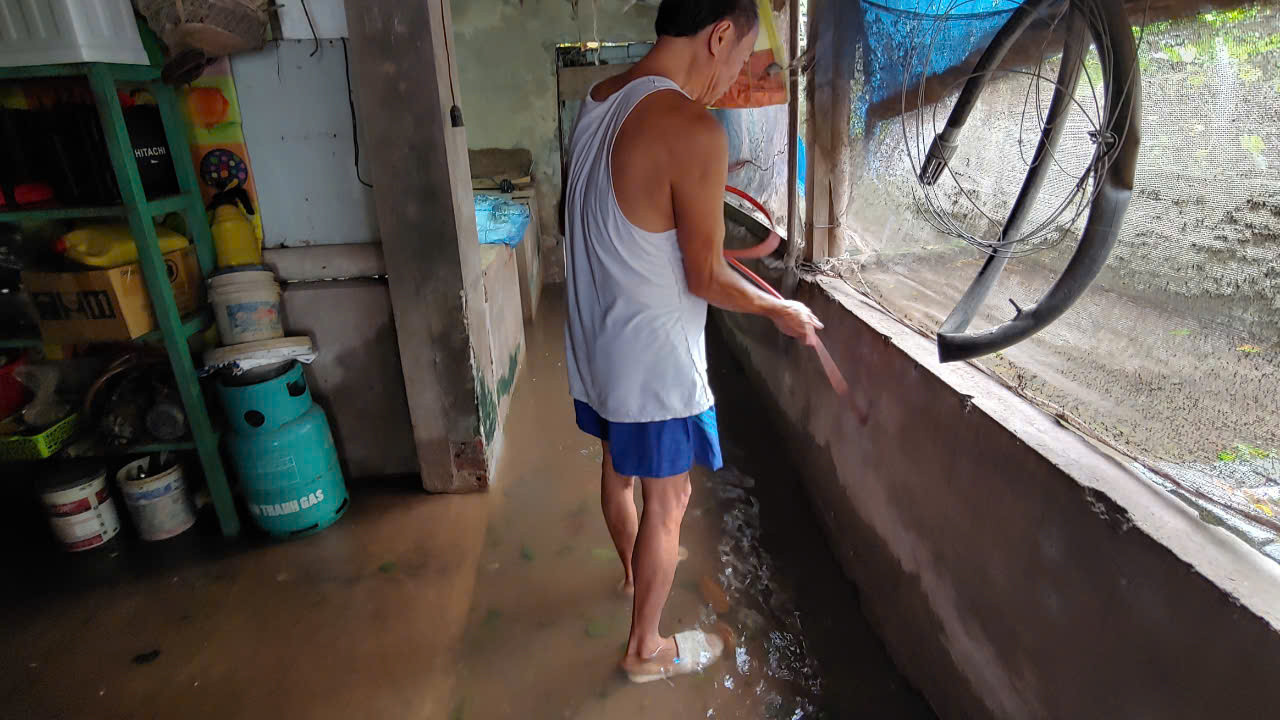 Nước ngập vườn tược, tràn vào nhà và khu bếp, chăn nuôi của gia đình ông Vũ Đình Động