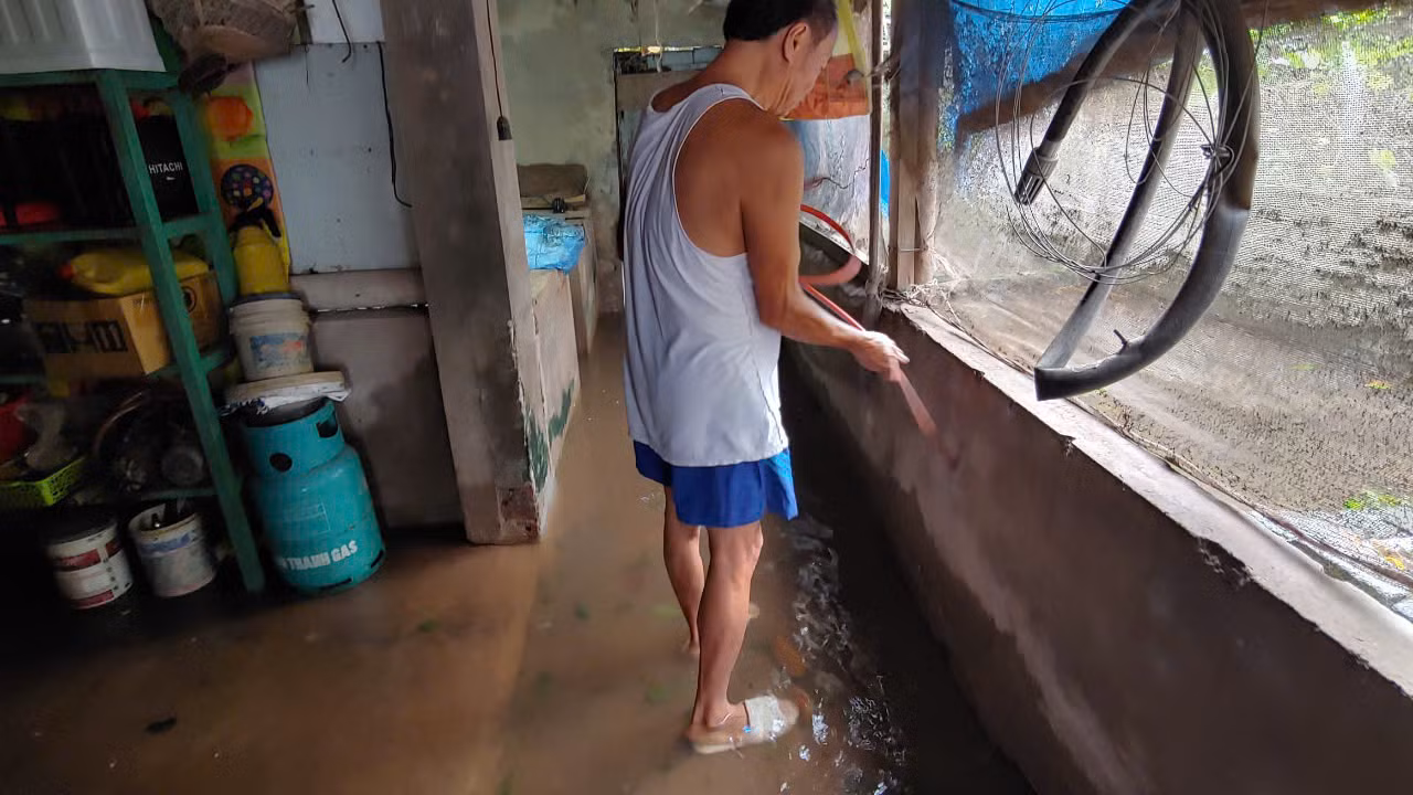 Nước ngập vườn tược, tràn vào nhà và khu bếp, chăn nuôi của gia đình ông Vũ Đình Động Nước ngập vườn tược, tràn vào nhà và khu bếp, chăn nuôi của gia đình ông Vũ Đình Động