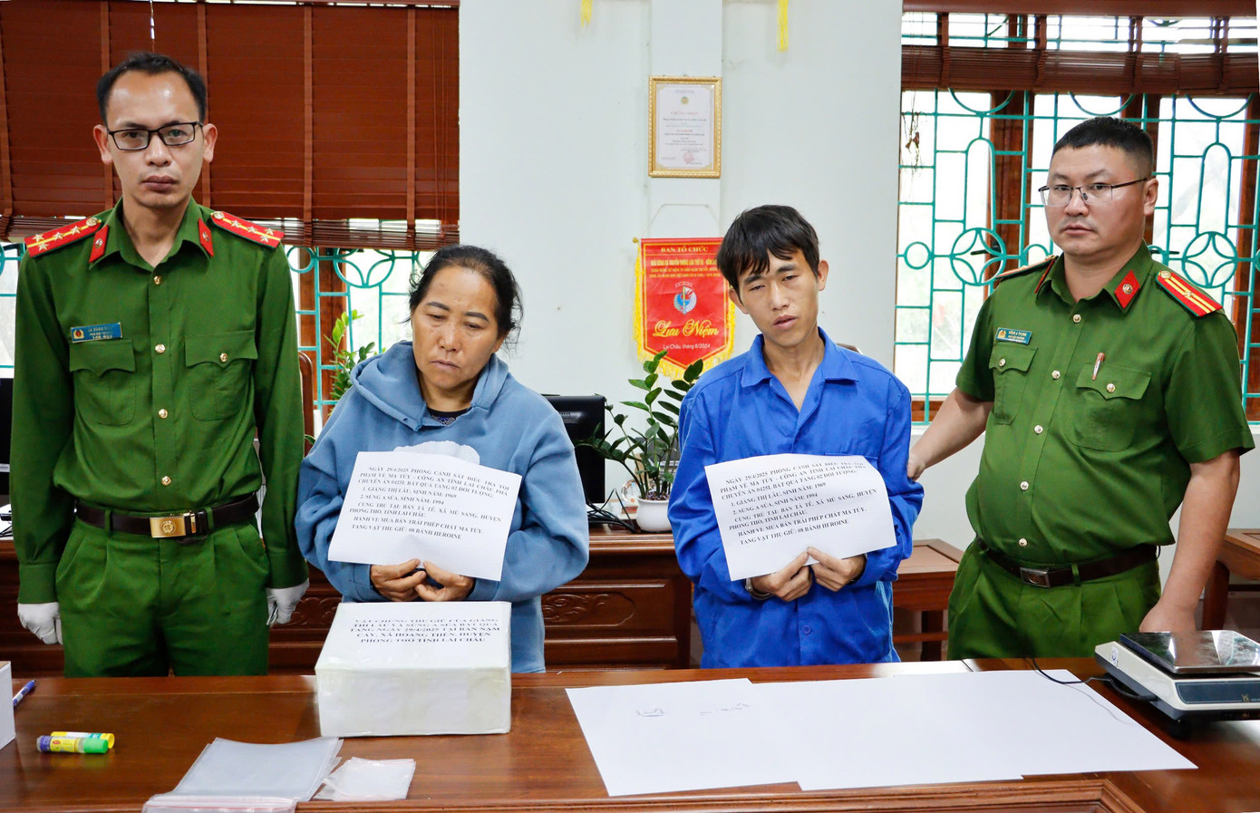 Giàng Thị Lâu (56 tuổi) và Sùng A Súa (31 tuổi) cùng trú tại bản Tà Tê, xã Mù Sang, huyện Phong Thổ tại cơ quan công an.