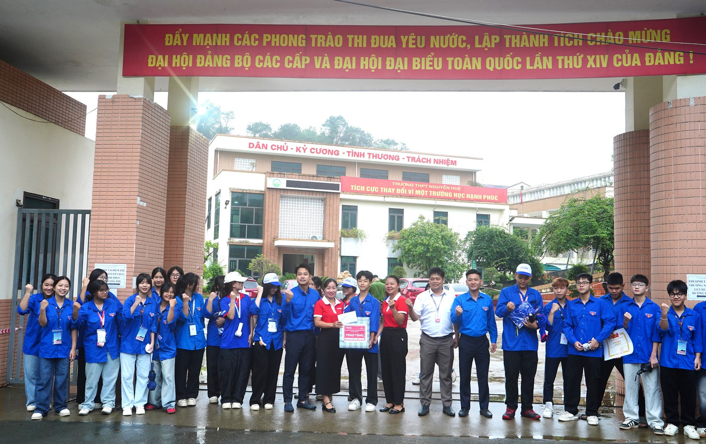 Tỉnh Đoàn Yên Bái tặng quà cho đội hình tiếp sức mùa thi trường THPT Nguyễn Huệ (Thành phố Yên Bái). Tỉnh Đoàn Yên Bái tặng quà cho đội hình tiếp sức mùa thi trường THPT Nguyễn Huệ (Thành phố Yên Bái).