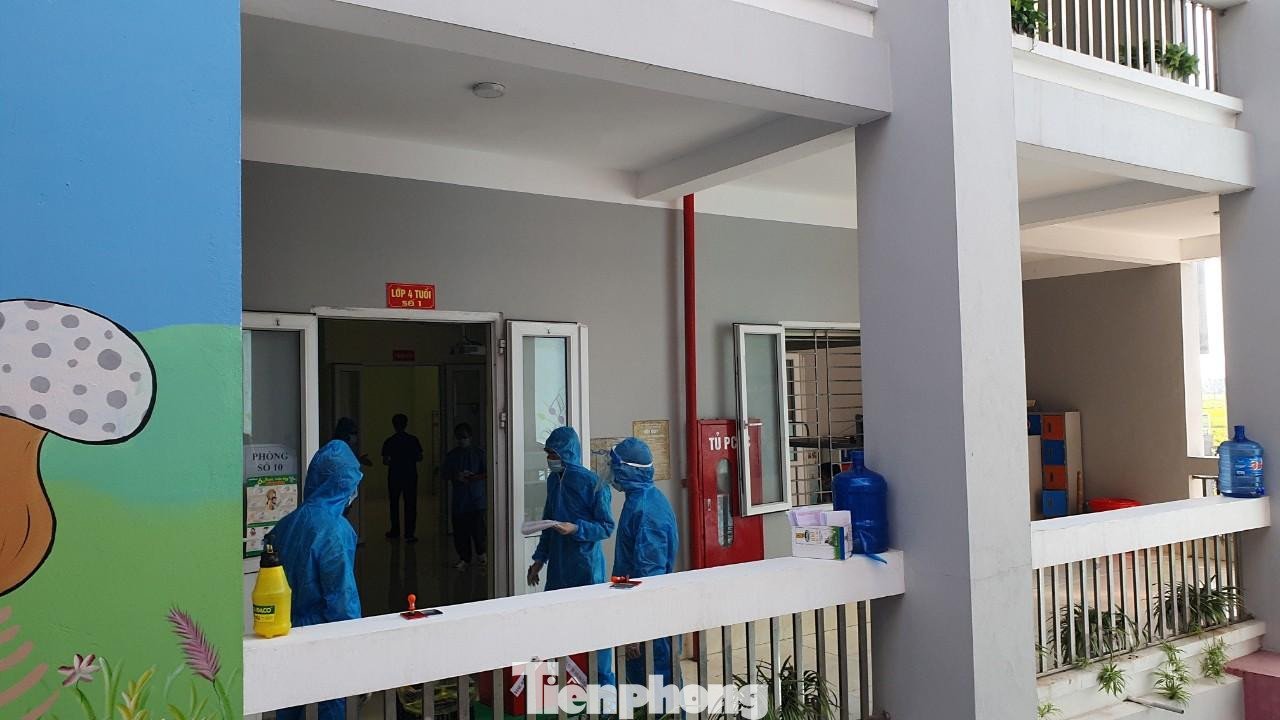 Đối với các cử tri là F1, tổ bầu cử sẽ gọi lần lượt từng cử tri ra khu vực trước lối vào hành lang để bỏ phiếu. Đối với các cử tri là F1, tổ bầu cử sẽ gọi lần lượt từng cử tri ra khu vực trước lối vào hành lang để bỏ phiếu.