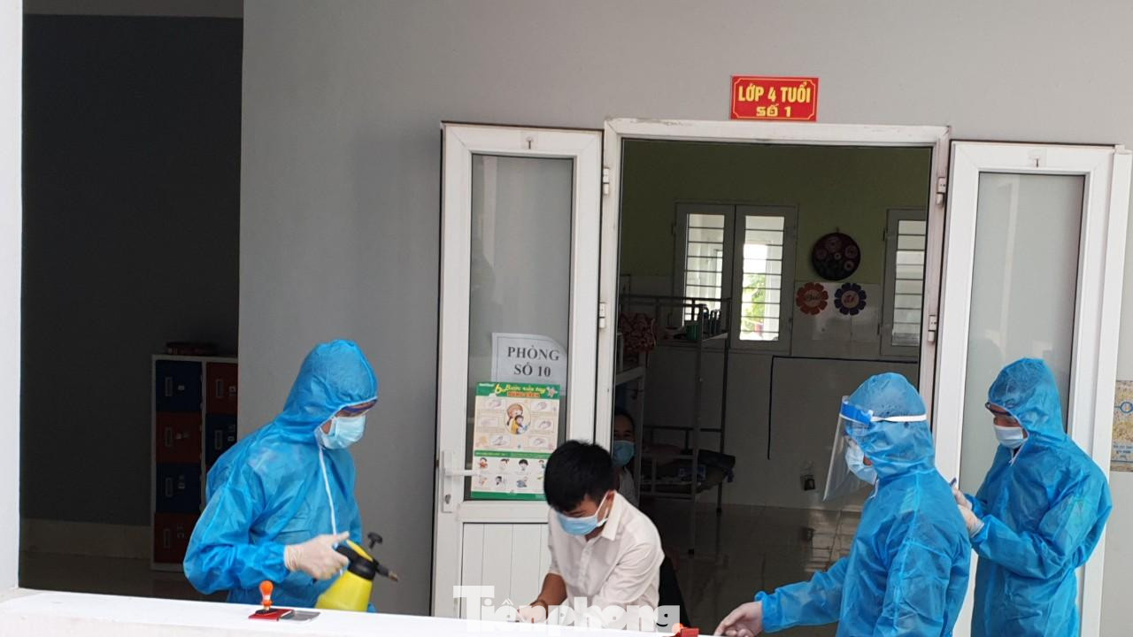 Trước khi lấy phiếu bầu cử, cử tri phải thực hiện nghiêm ngặt việc khử khuẩn Trước khi lấy phiếu bầu cử, cử tri phải thực hiện nghiêm ngặt việc khử khuẩn