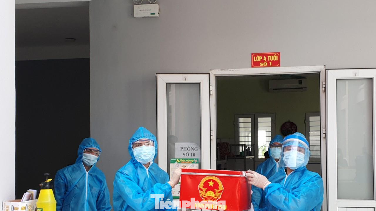 Tổ bầu cử tại đây xác định, trong sáng 22/5, cử tri sẽ thực hiện xong việc bỏ phiếu. Đúng 19 giờ cùng ngày sẽ kiểm phiếu. Tổ bầu cử tại đây xác định, trong sáng 22/5, cử tri sẽ thực hiện xong việc bỏ phiếu. Đúng 19 giờ cùng ngày sẽ kiểm phiếu.