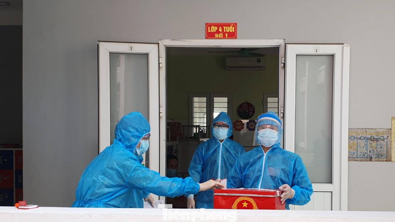 Hòm phiếu sau đó được tiến hành khử khuẩn trước khi kiểm phiếu. Hòm phiếu sau đó được tiến hành khử khuẩn trước khi kiểm phiếu.