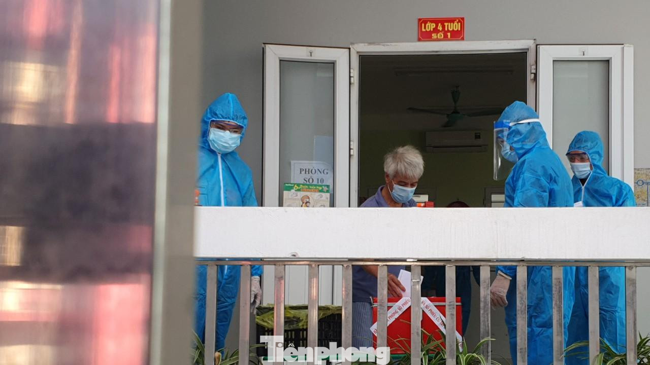 Sau khi xem xét lựa chọn, cử tri tiến hành bỏ phiếu Sau khi xem xét lựa chọn, cử tri tiến hành bỏ phiếu