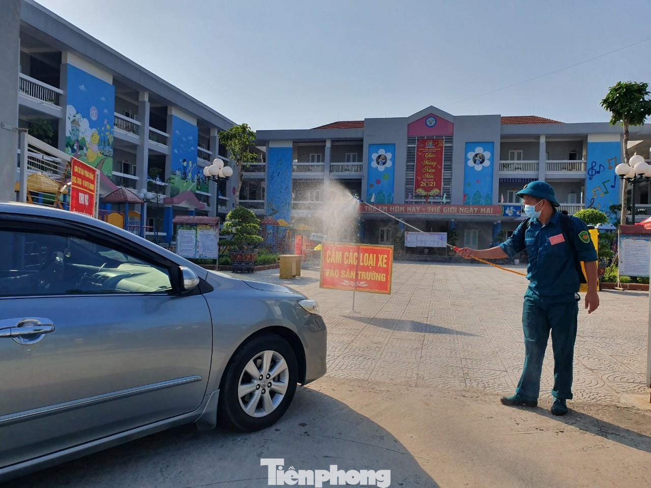 Công tác phun khử khuẩn, đo thân nhiệt được thực hiện từ cửa ra vào Công tác phun khử khuẩn, đo thân nhiệt được thực hiện từ cửa ra vào