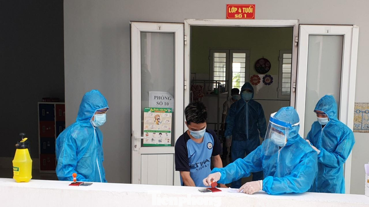 Đóng dấu xác nhận vào phiếu cử tri Đóng dấu xác nhận vào phiếu cử tri