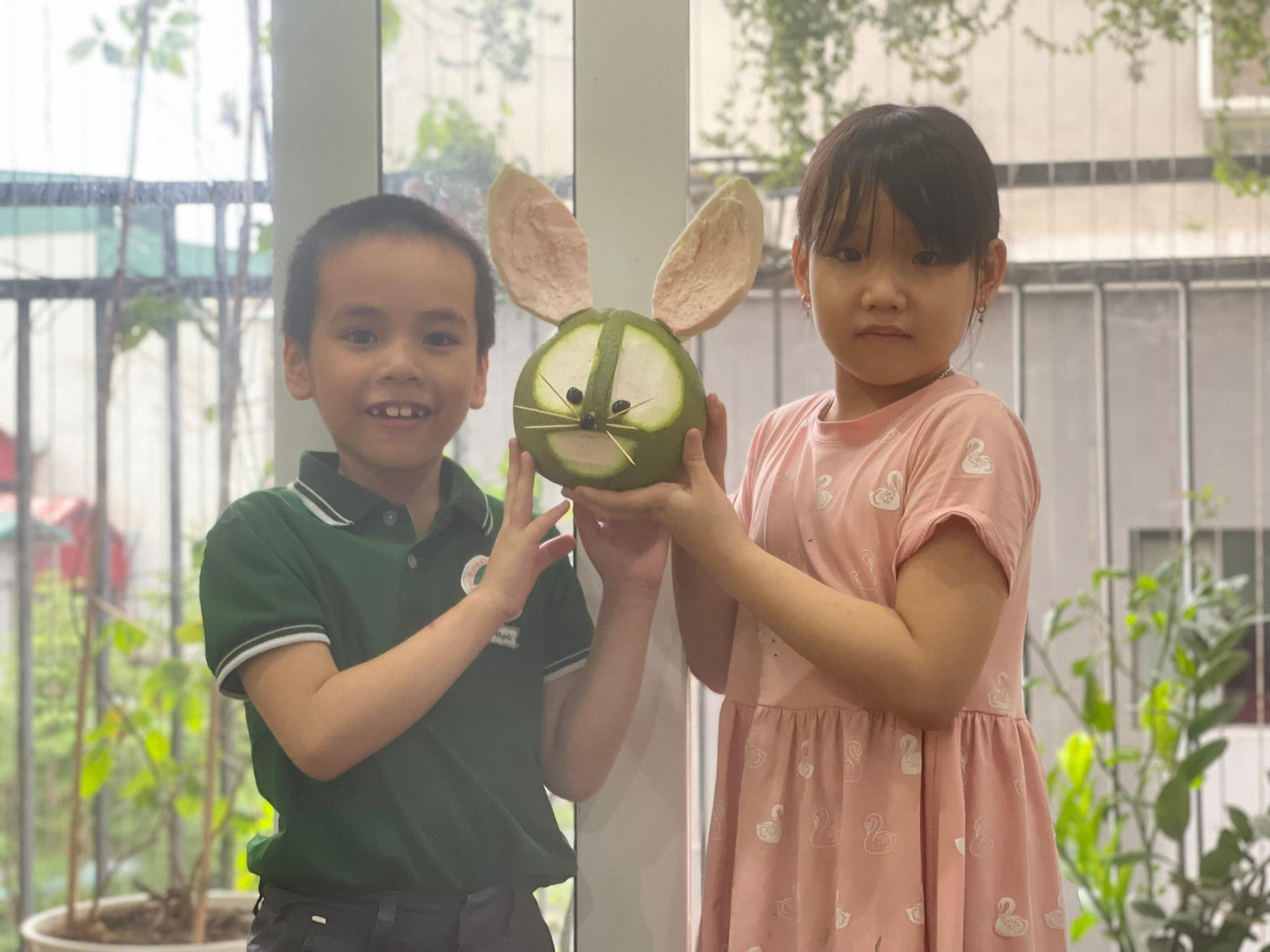 Các con làm một con vật yêu thích (dựa vào trí tưởng tượng hoặc có video hướng dẫn) bằng hoa quả có trong gia đình.